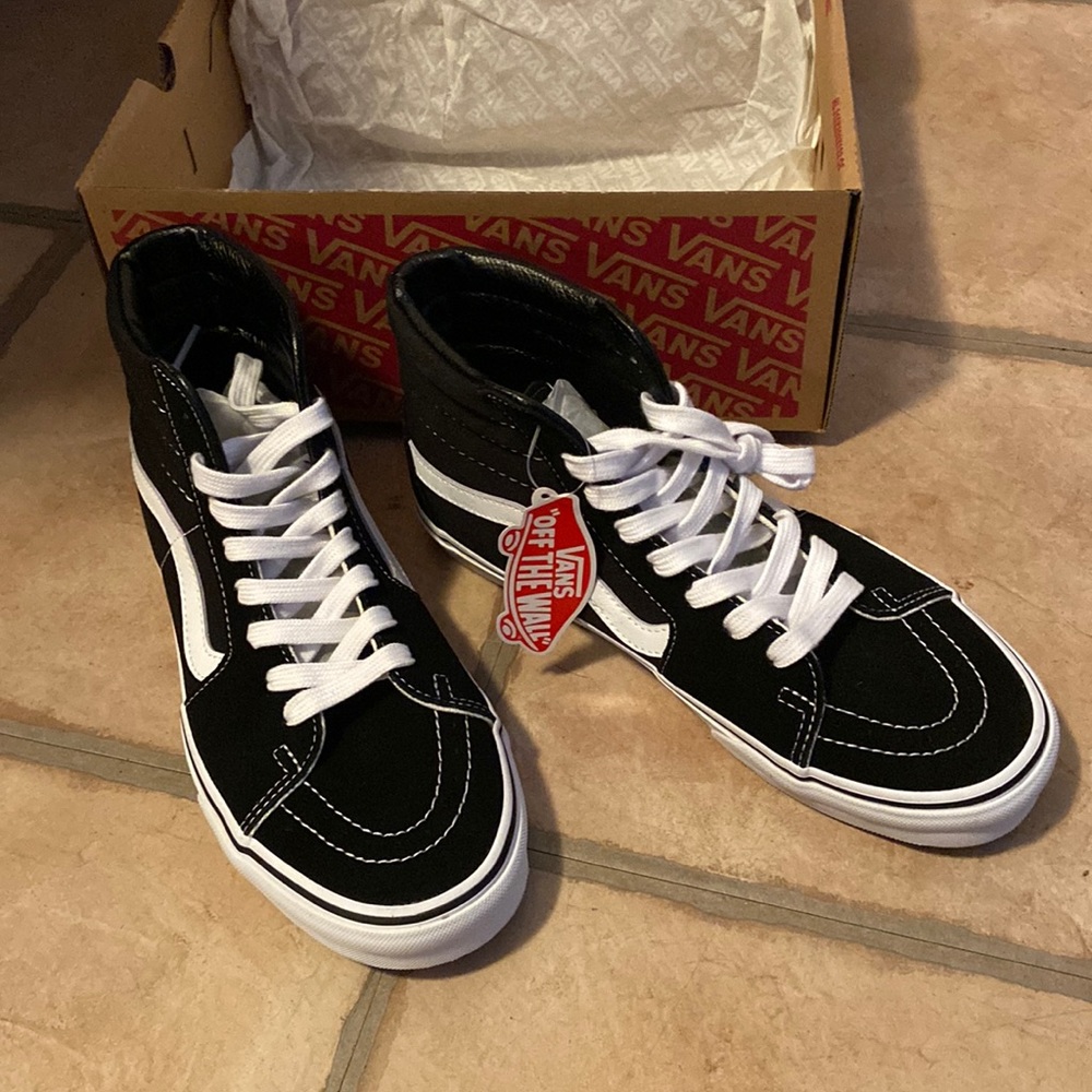 New in box - Vans Sk8-Hi Wide - classic high top Vans in Black/True White 8.5/10